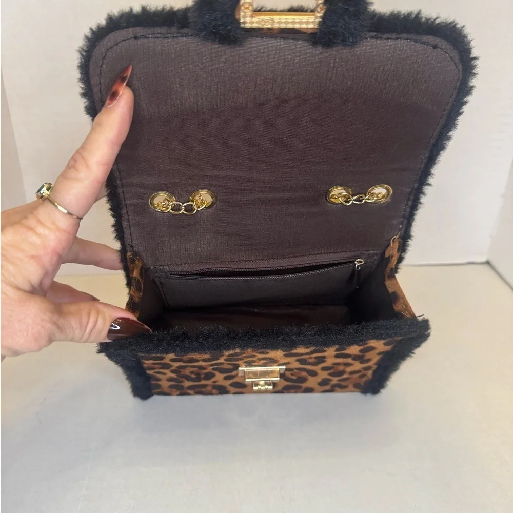 Leopard Print Shoulder Bag with Chain Strap - Picture 4 of 5